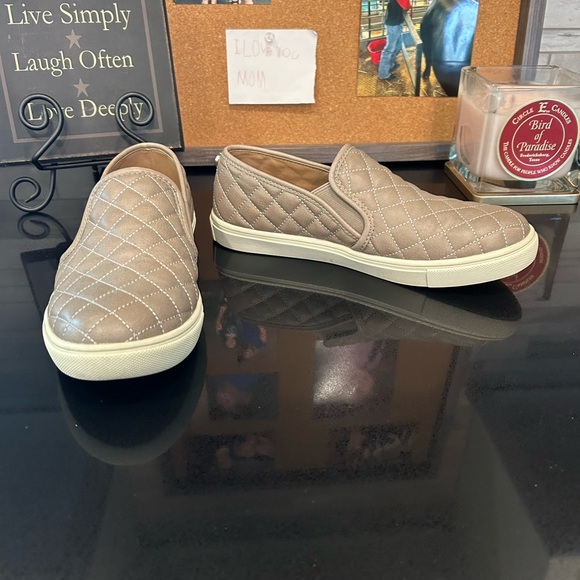 DONATED - Steve Madden slip on shoes - Picture 2 of 6
